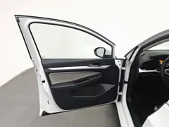 2021 Volkswagen Golf 200TSI DSG Pro, белый — фото 8