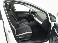 2021 Volkswagen Golf 200TSI DSG Pro, белый — фото 23