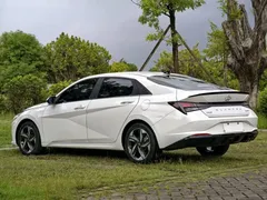 2022 Hyundai Elantra 240TGDi DCT GLX Elite, белый — фото 8