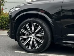 2021 Volvo XC90 B5 Luxury 7-seat, чёрный — фото 7