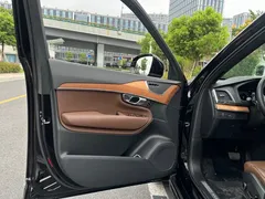 2021 Volvo XC90 B5 Luxury 7-seat, чёрный — фото 14