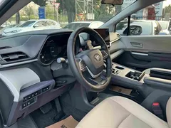 2023 Toyota Sienna 2.5L Hybrid Comfort, белый — фото 10