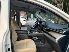 2023 Toyota Sienna 2.5L Hybrid Comfort, белый — фото 13