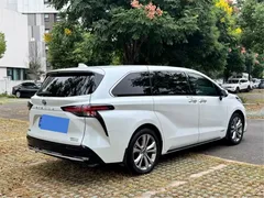 2023 Toyota Sienna 2.5L Hybrid Premium, белый — фото 4