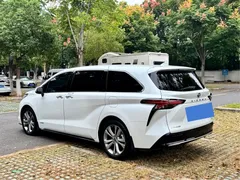 2023 Toyota Sienna 2.5L Hybrid Premium, белый — фото 5