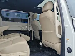 2021 Toyota Sienna 2.5L Hybrid Supreme, белый — фото 11