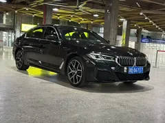 2021 BMW 5 Series 5 530Li M, чёрный — фото 1