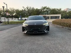 2022 Changan UNI-V 1.5T Premium — фото 2