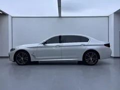 2023 BMW 5 Series 5 530Li M, белый — фото 3