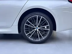2023 BMW 5 Series 5 530Li M, белый — фото 15