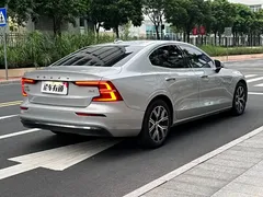 2023 Volvo S60 B4 Luxury — фото 2