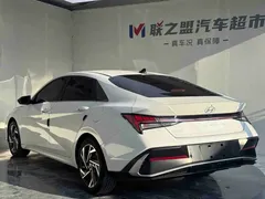 2023 Hyundai Elantra 1.5L CVT LUX Premium, белый — фото 4