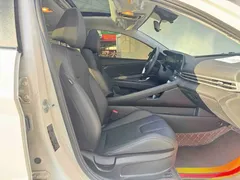 2023 Hyundai Elantra 1.5L CVT LUX Premium, белый — фото 10
