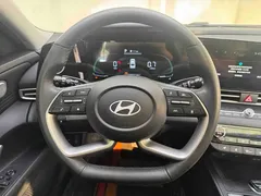 2023 Hyundai Elantra 1.5L CVT LUX Premium, белый — фото 11