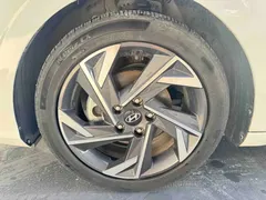2023 Hyundai Elantra 1.5L CVT LUX Premium, белый — фото 35