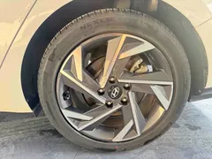 2023 Hyundai Elantra 1.5L CVT LUX Premium, белый — фото 38