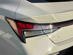 2023 Hyundai Elantra 1.5L CVT LUX Premium, белый — фото 39