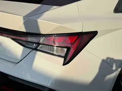 2023 Hyundai Elantra 1.5L CVT LUX Premium, белый — фото 40
