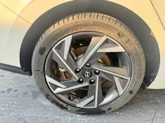 2023 Hyundai Elantra 1.5L CVT LUX Premium, белый — фото 44