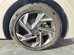 2023 Hyundai Elantra 1.5L CVT LUX Premium, белый — фото 48