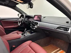 2021 BMW 5 Series 5 530Li M, белый — фото 11