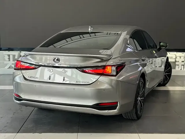 2022 Lexus ES 300h Premium