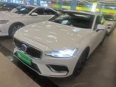 2023 Volvo S60 B4 Luxury, белый — фото 2