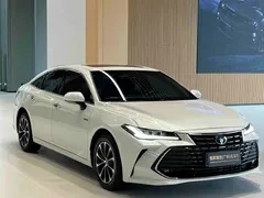 2022 Toyota Avalon Hybrid 2.5L Luxury, белый — фото 2