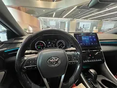 2022 Toyota Avalon Hybrid 2.5L Luxury, белый — фото 11