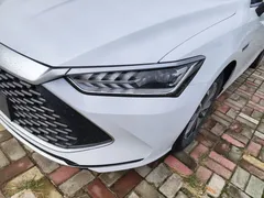2024 BYD Qin PLUS DM-i 55KM, белый — фото 24