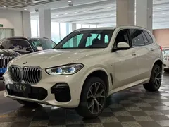 2021 BMW X5 xDrive40i M, белый — фото 1