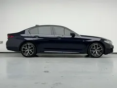 2022 BMW 5 Series 530i Fashion M Sport Package, чёрный — фото 11
