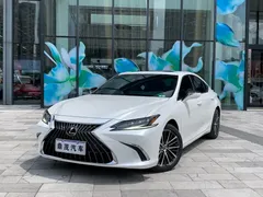 2022 Lexus ES 300h Premium, белый — фото 1