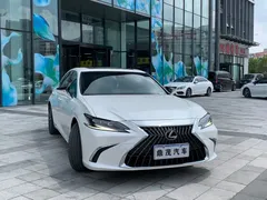 2022 Lexus ES 300h Premium, белый — фото 2