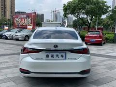 2022 Lexus ES 300h Premium, белый — фото 5