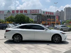 2022 Lexus ES 300h Premium, белый — фото 6