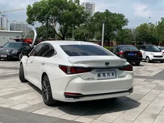 2022 Lexus ES 300h Premium, белый — фото 7