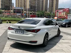 2022 Lexus ES 300h Premium, белый — фото 8
