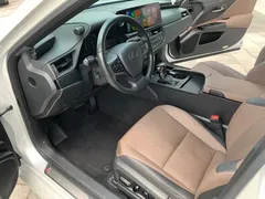 2022 Lexus ES 300h Premium, белый — фото 10