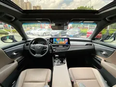 2022 Lexus ES 300h Premium, белый — фото 13