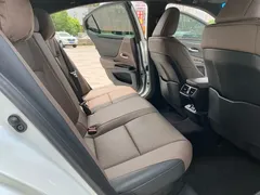2022 Lexus ES 300h Premium, белый — фото 14