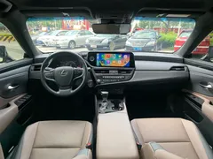 2022 Lexus ES 300h Premium, белый — фото 17