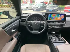 2022 Lexus ES 300h Premium, белый — фото 18