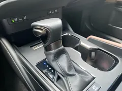 2022 Lexus ES 300h Premium, белый — фото 25