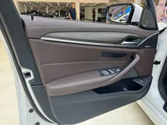 2023 BMW 5 Series 530Li, белый — фото 9