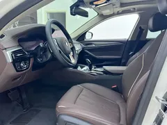 2023 BMW 5 Series 530Li, белый — фото 11