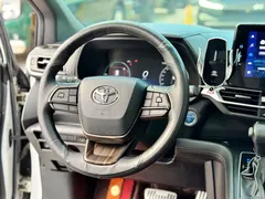 2023 Toyota Sienna 2.5L, белый — фото 9