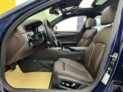 2022 BMW 5 Series 530Li M, синий — фото 17