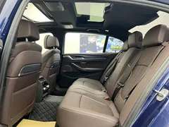 2022 BMW 5 Series 530Li M, синий — фото 19