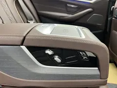 2022 BMW 5 Series 530Li M, синий — фото 33
